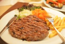 Плескавица от шеф-повара ресторана сербской кухни “Югос”